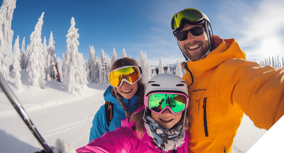 Viajes en familia. Experiencias para todos. Un padre con sus hijas sonriente en paisaje nevado listos para esquiar