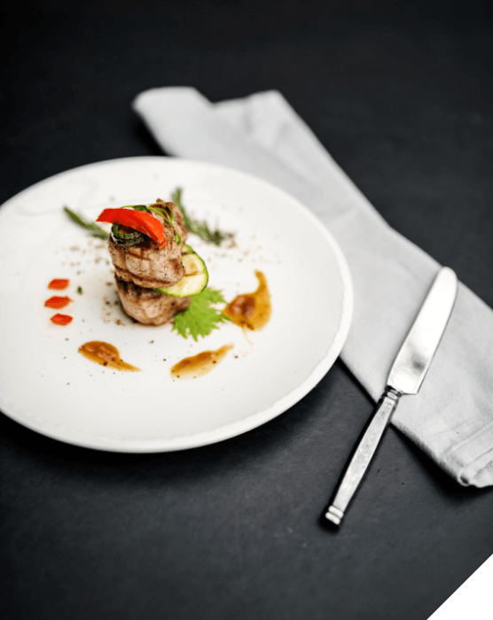 Viajes a medida. Experiencias inolvidables. Un plato de alta cocina con una deliciosa presentación