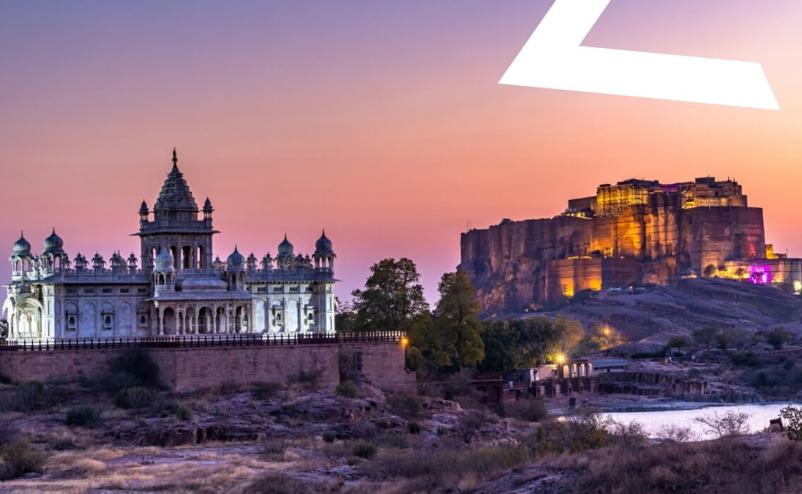 Viajes a medida. Viajes que inspiran. Palacio iluminado en un atardecer Jodhpur Rajastán, India
