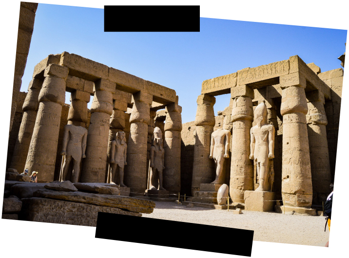 Viajes a medida. Viajes que inspiran. Grandes columnas y figuras humanas en el templo de Luxor