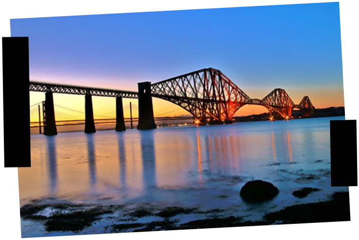 Viajes a medida. Viajes que inspiran. Un gran puente de metal en el atardecer