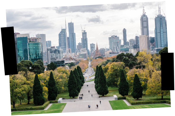 Viajes a medida. Viajes que inspiran. Skyline de Melbourne desde un parque con cipreses