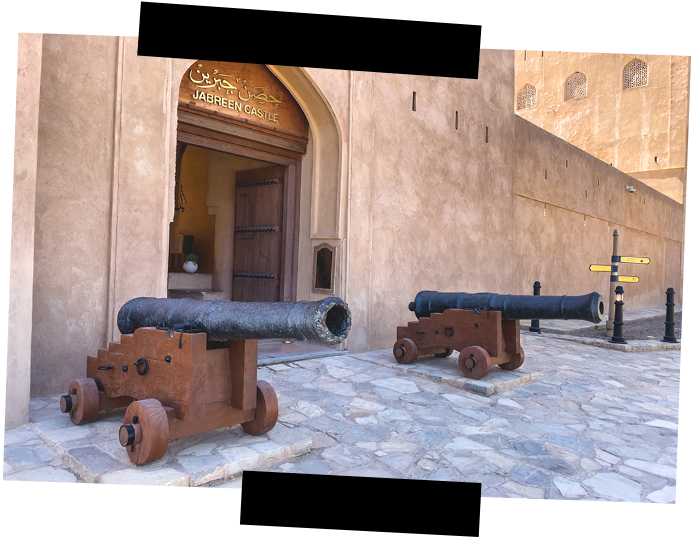 Viajes a medida - Omán - Castillo de Jabreen Viajes a medida. Viajes que inspiran. Puerta de entrada con dos cañones al castillo de Jabreen