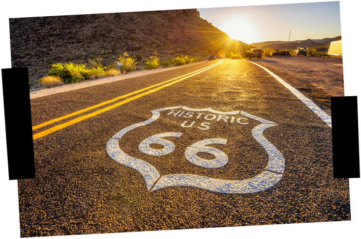 Viajes a medida. Viajes que inspiran. Escudo Historic US 66 pintado en el asfalto de la carretera