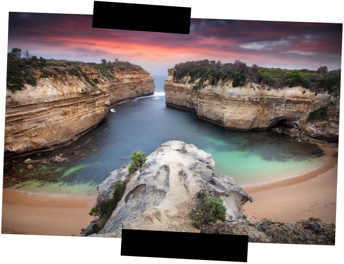 Viajes a medida. Viajes que inspiran. Panorámica de acantilados y el océano en un atardecer