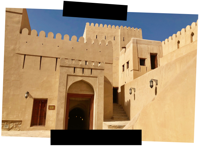 Viajes a medida - Omán - Fortaleza de Nizwa Viajes a medida. Viajes que inspiran. Patios interiores y torre con almenas en la fortaleza de Nizwa