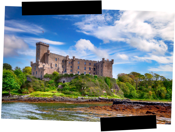 Viajes a medida. Viajes que inspiran. Un gran castillo fortaleza rodeado de bosque frente al mar