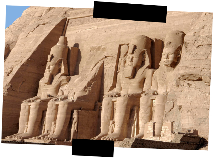 Viajes a medida. Viajes que inspiran. Grandes figuras sentadas a los lados de la puerta del templo de Abu Simbel