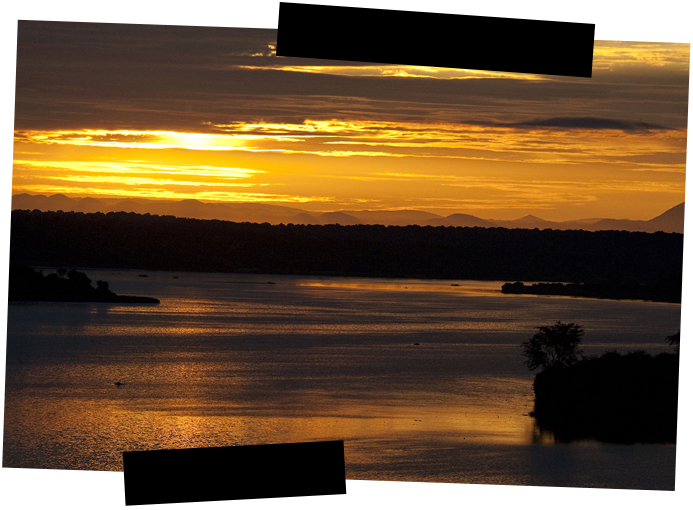 Viajes a medida. Viajes que inspiran. Atardecer en un gran canal de agua rodeado de bosques