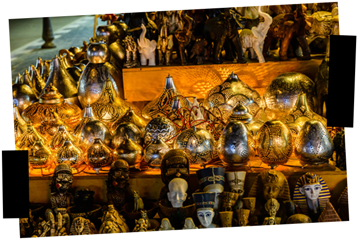Viajes a medida. Viajes que inspiran. Puesto de objetos decorativos típicos en el bazar Jan el-Jalili en el Cairo