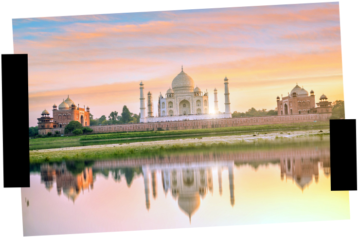 Viajes a medida. Viajes que inspiran. El Taj Mahal se refleja en el río Ganges al atardecer