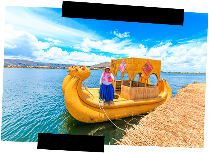 Viajes a medida - Perú - Lago Titicaca Viajes a medida. Viajes que inspiran. Una mujer en la isla de los Uros navega en una embarcación de totora en el lago Titicaca
