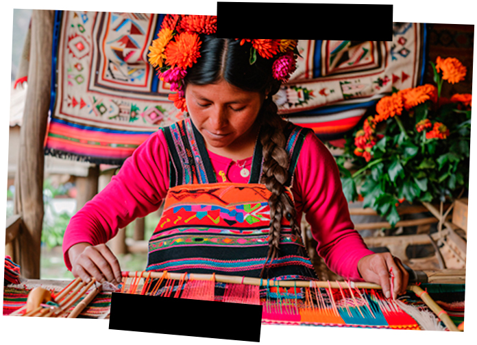 Viajes a medida - Perú - Valle Sagrado Viajes a medida. Viajes que inspiran. Una mujer con ropas tradicionales teje artesanalmente