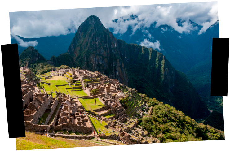 Viajes a medida - Perú - Machu Picchu Viajes a medida, Viajes que inspiran. La aldea y montañas en Machu Picchu