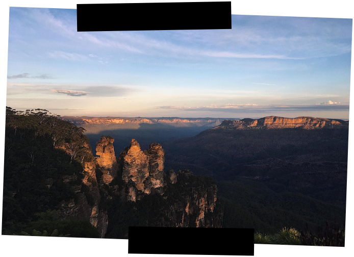 Viajes a medida. Viajes que inspiran. Paisaje montañoso con tres cumbres al atardecer