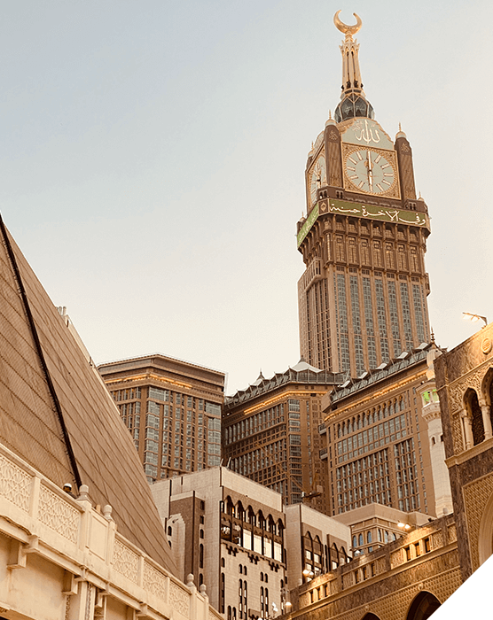 Viajes a medida. Destinos singulares. Torre con reloj de unos edificios en la Meca