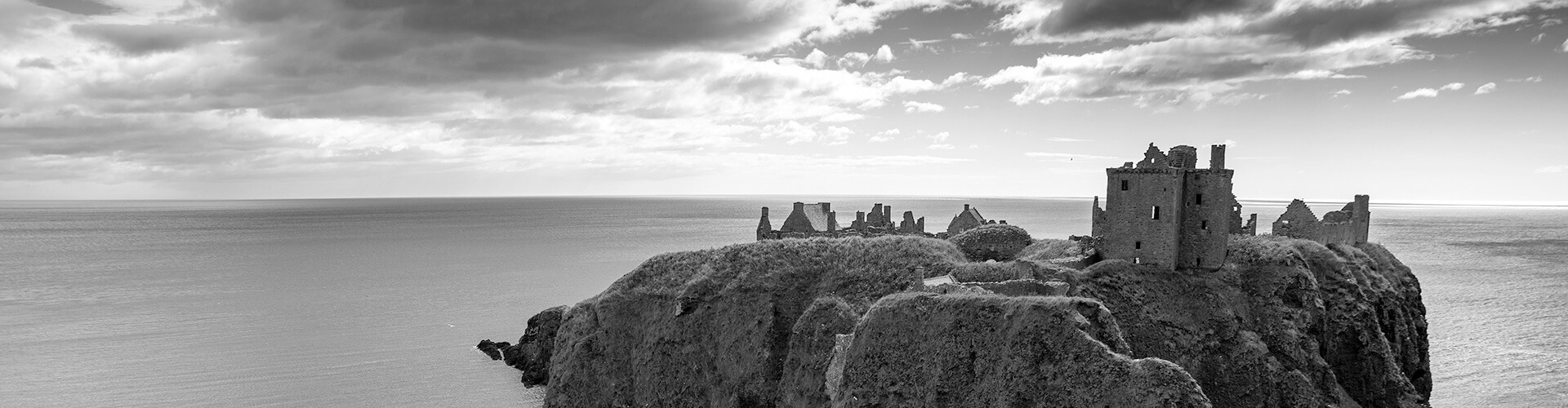 Viajes a medida. Viajes que inspiran. Castillo sobre acantilado sobre el mar en Escocia