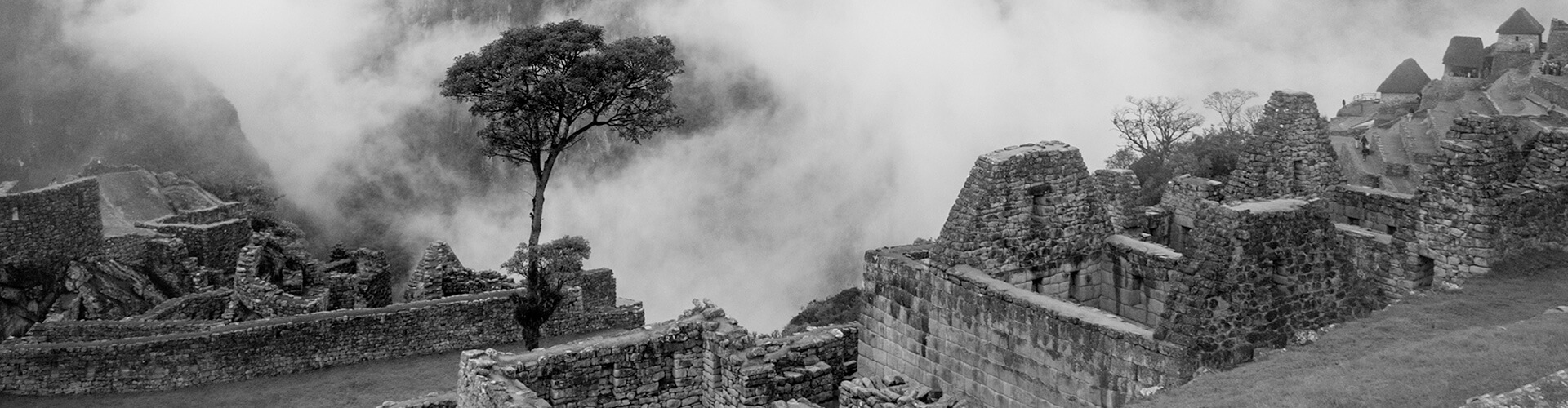 Viajes a medida - Perú Viajes a medida. Viajes que inspiran. Ruinas de casas en Machu Picchu Perú