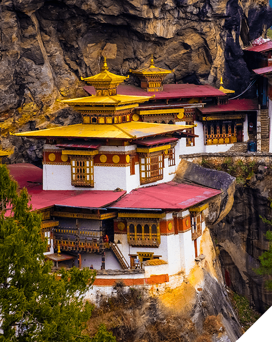 Viajes a medida. Destinos singulares. Templos con tejados amarillos y rojos en la ladera de una montaña rocosa