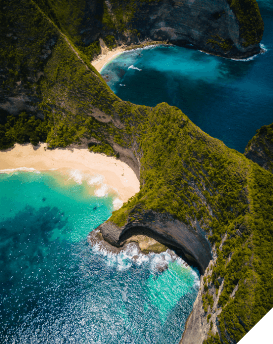 Viajes de novios. Verano. Vista cenital de montañas acantilados y playas en la isla de Bali