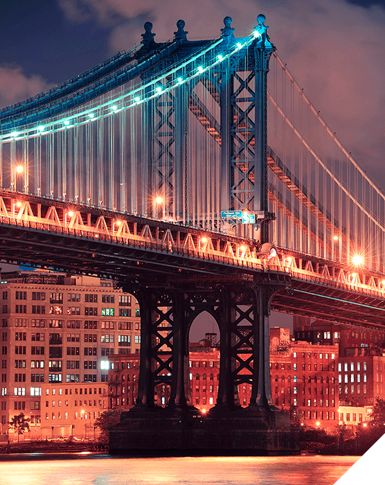 Viajes de novios. Primavera. Puente de Brookin iluminado en un paisaje nocturno