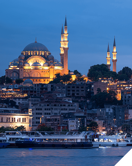 Viajes de novios. Primavera. Mezquita iluminada en el atardecer de la ciudad de Estambul