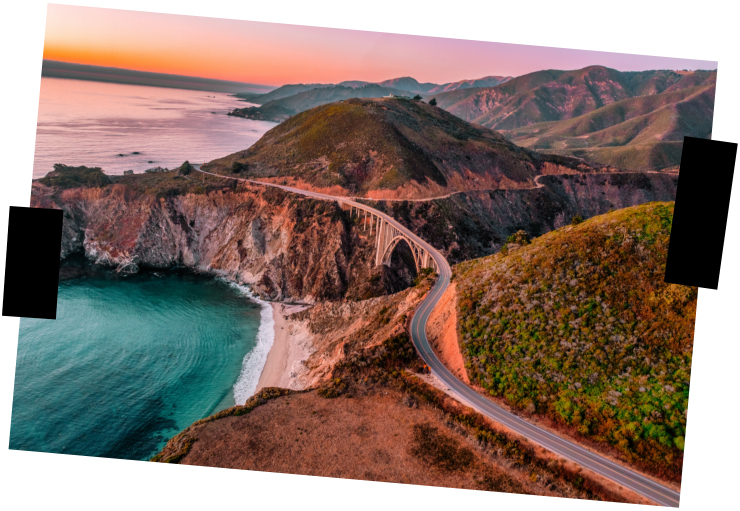 Viajes a medida. Viajes que inspiran. Vista aérea del puente Bixby sobre las montañas y el océano Pacífico