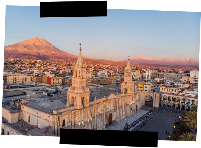 Viajes a medida - Perú - Arequipa Viajes a medida. Viajes que inspiran. Catedral de Arequipa y el volcán Misti