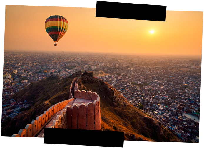 Viajes a medida. Viajes que inspiran. Un globo vuela al atardecer sobre el fuerte de Jaipur