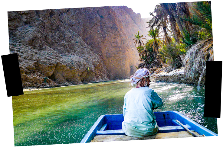 Viajes a medida - Omán - Wadi Shab Viajes a medida. Viajes que inspiran. Un hombre en una barca en el oasis Wadi Shab de Omán
