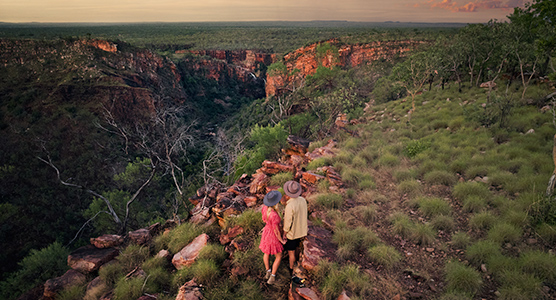 Pareja frente a un cañón natural en la región australiana de Kimberley