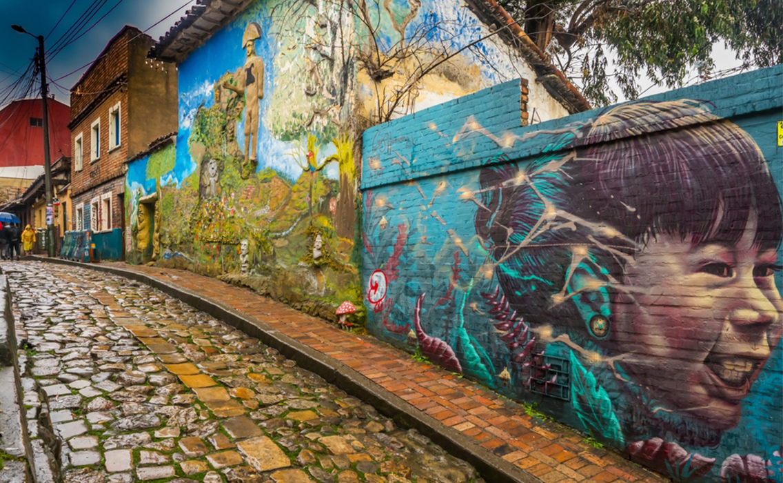 Calles empedradas y encanto colonial en el corazón de Bogotá.