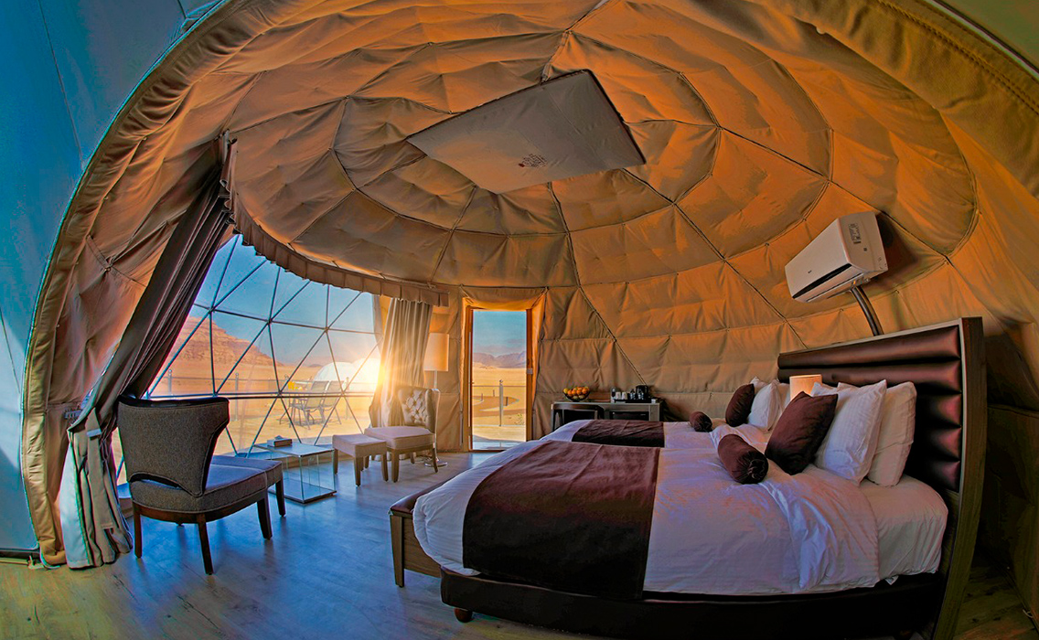 Interior de un lujoso hotel burbuja en el desierto de Jordania.