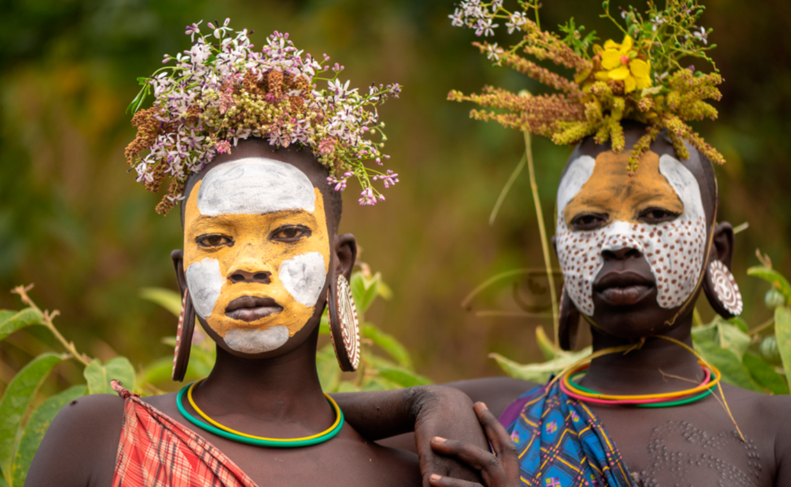 Miembros de una tribu del Valle del Omo en Etiopía, tradición ancestral en uno de los rincones más auténticos de África