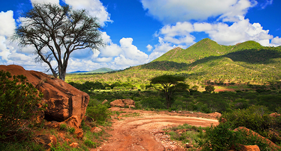 Paisaje natural de Etiopía con montañas y llanuras, escenario de culturas ancestrales y espiritualidad