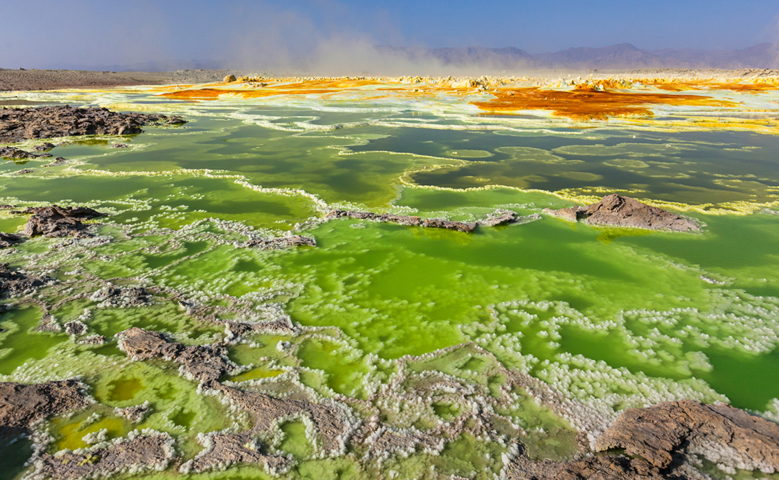 Lago de azufre en el desierto de Danakil, uno de los paisajes más extremos y sorprendentes de Etiopía