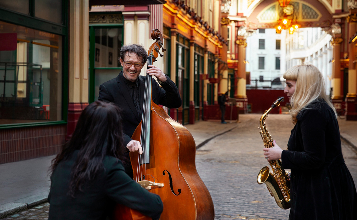 Músicos callejeros tocando jazz en Nueva Orleans, ambiente típico de su ruta gastronómica