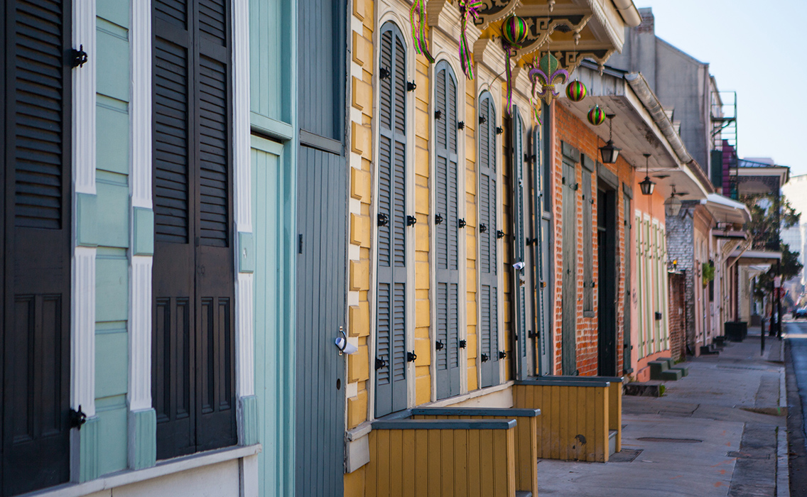 Fachadas de casas de colores en el barrio criollo de Nueva Orleans, entorno típico de su ruta gastronómica