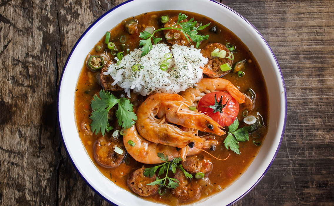 Plato tradicional de gumbo criollo, especialidad gastronómica típica de Nueva Orleans