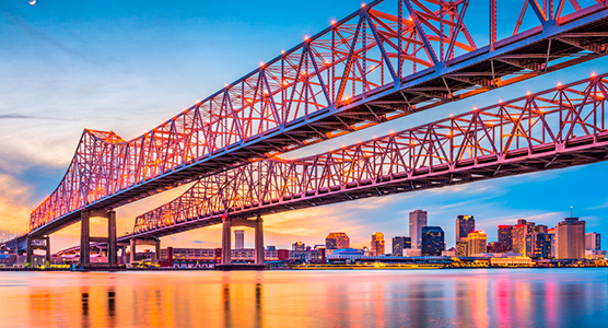 Vista panorámica de la bahía de Nueva Orleans con el puente Crescent City Connection sobre el río Misisipi al atardecer