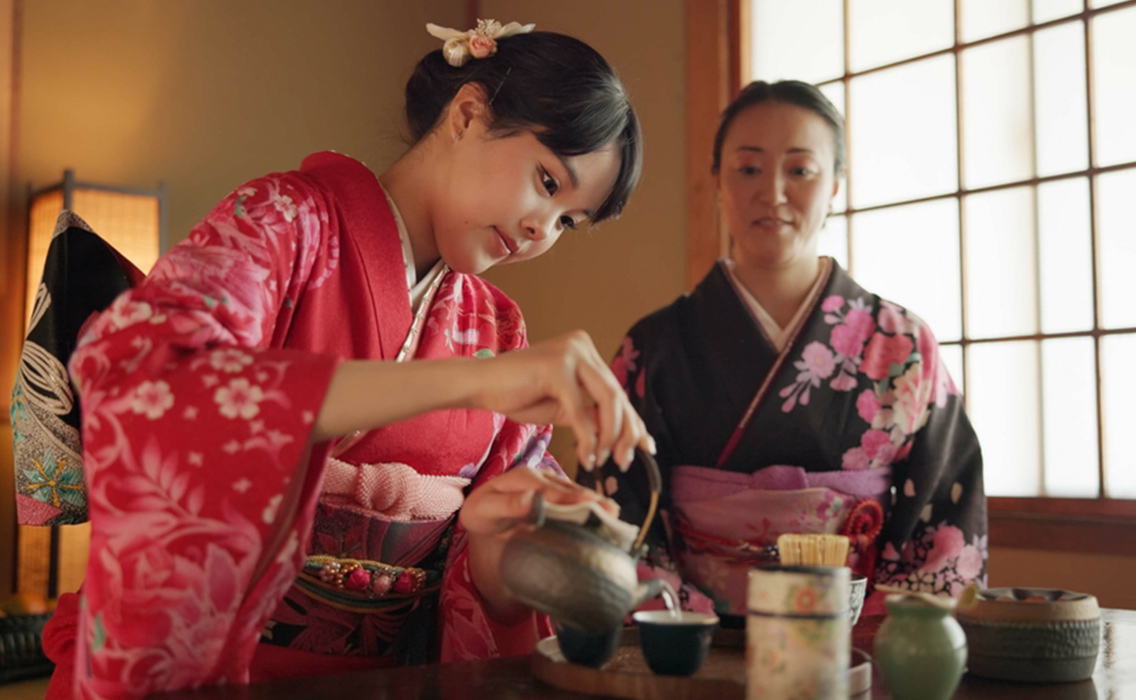 Dos mujeres japonesas compartiendo una ceremonia de té tradicional, una experiencia auténtica de viaje cultural en Japón.