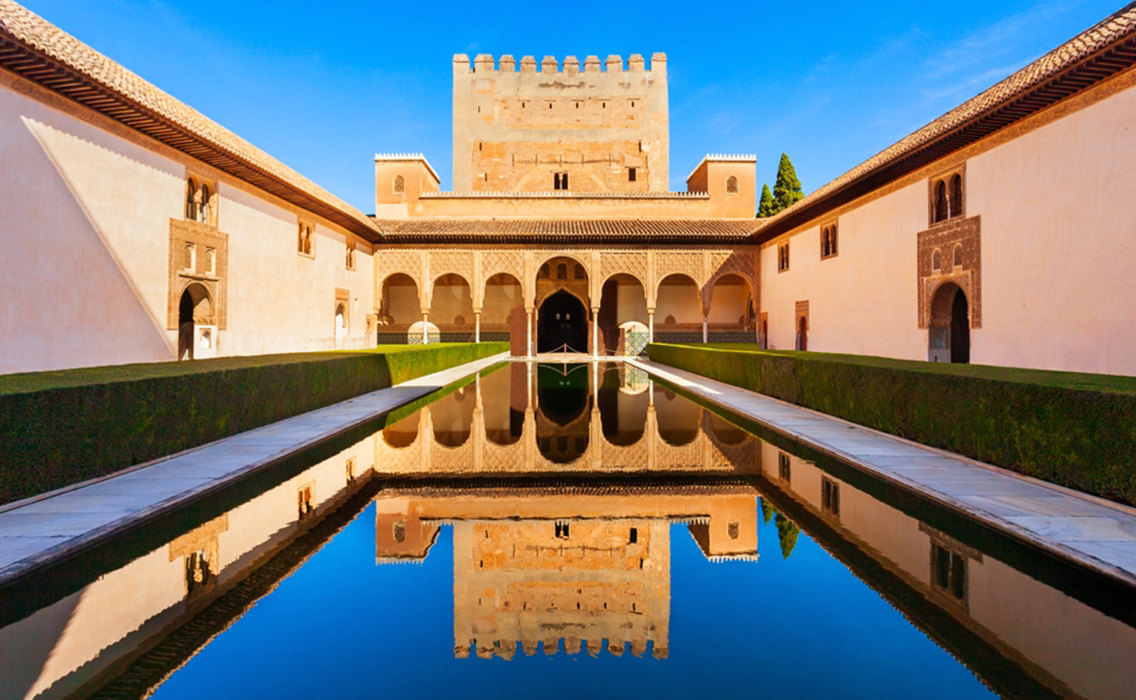 Patio del Estanque en la Alhambra, reflejos nazaríes perfectos para un viaje de lujo a medida en Granada