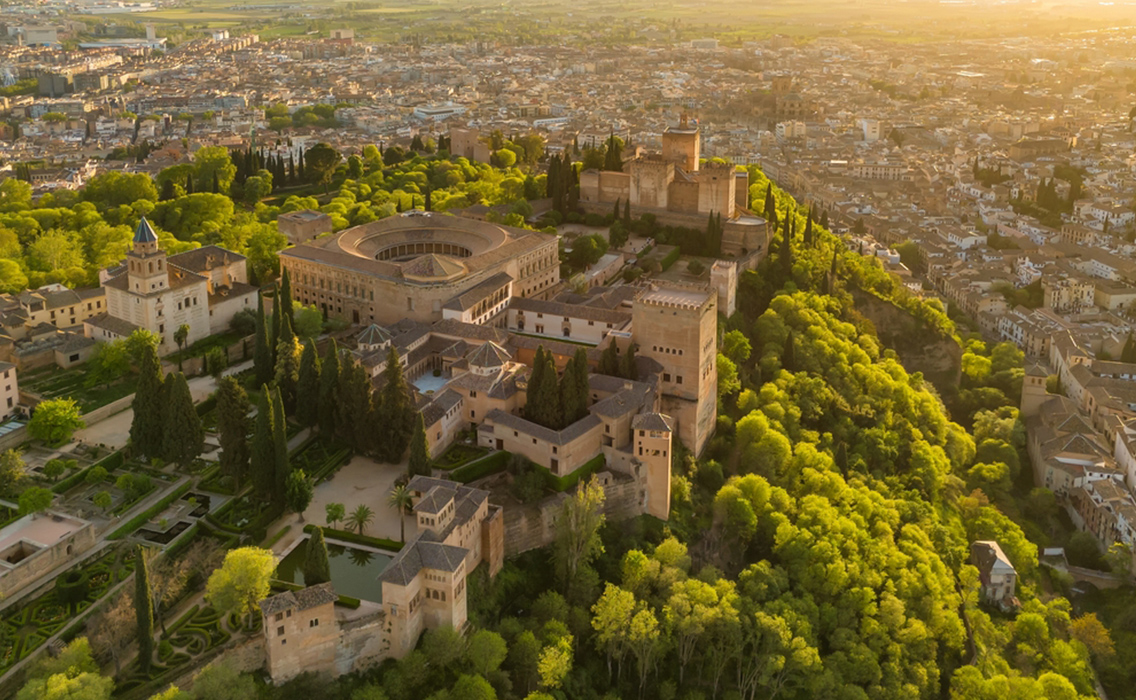 Vista aérea de la Alhambra y la ciudad de Granada, ideal para un viaje de lujo a medida entre arte, historia y elegancia andaluza