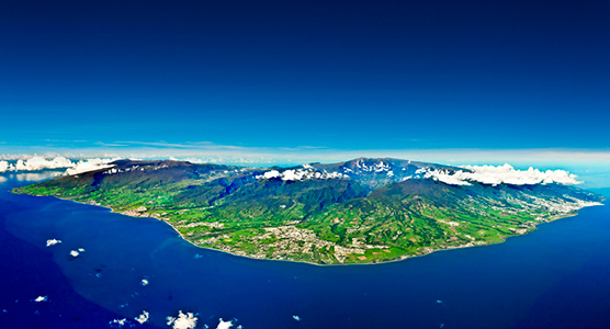 Vista aérea de La Reunión para una luna de miel de lujo, entre volcanes, selvas y playas remotas a medida