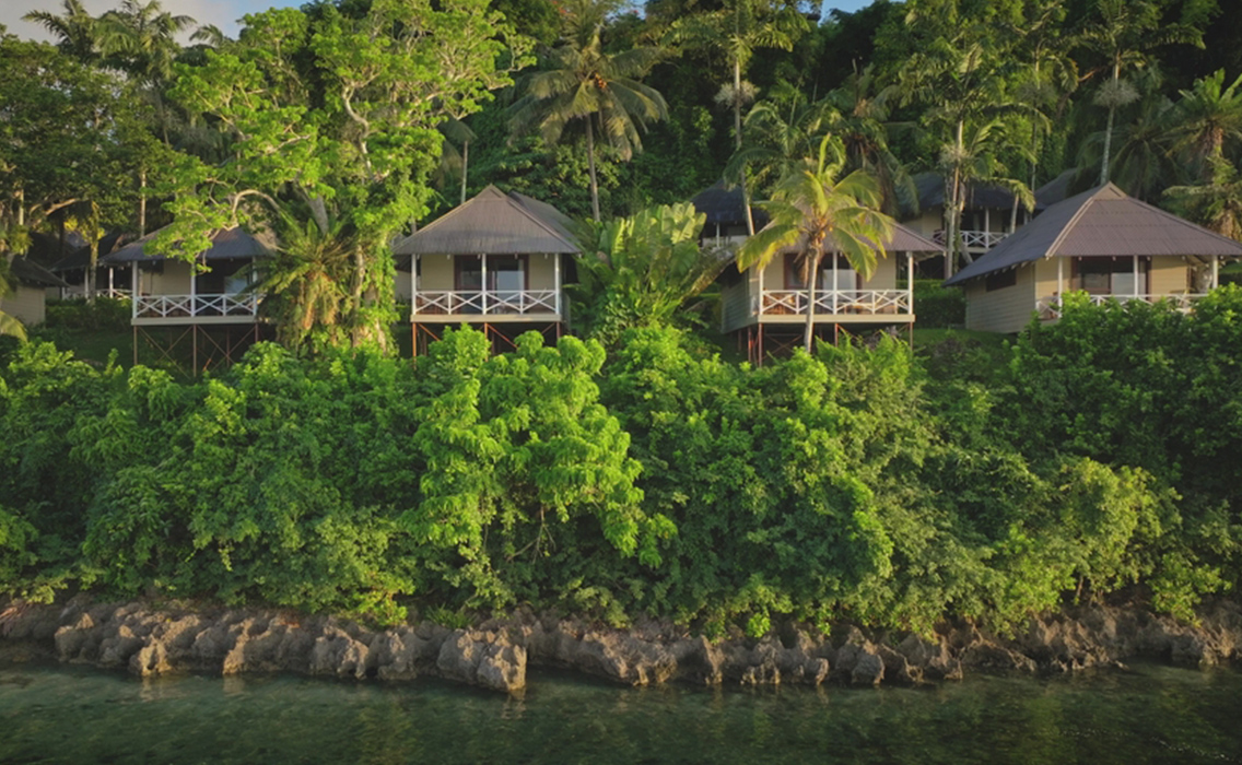 Alojamiento de lujo frente al mar en Fiyi, rodeado de vegetación tropical, ideal para viajeros que buscan desconexión total y experiencias exclusivas a medida