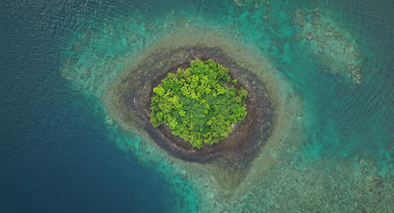 Islas de Fiyi vistas desde el aire sobre aguas cristalinas, un destino exclusivo para viajes de lujo y desconexión a medida