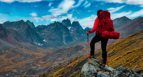 Viajero contemplando las montañas del Yukón, en Canadá, durante un viaje de lujo a medida por territorios remotos y poco explorados