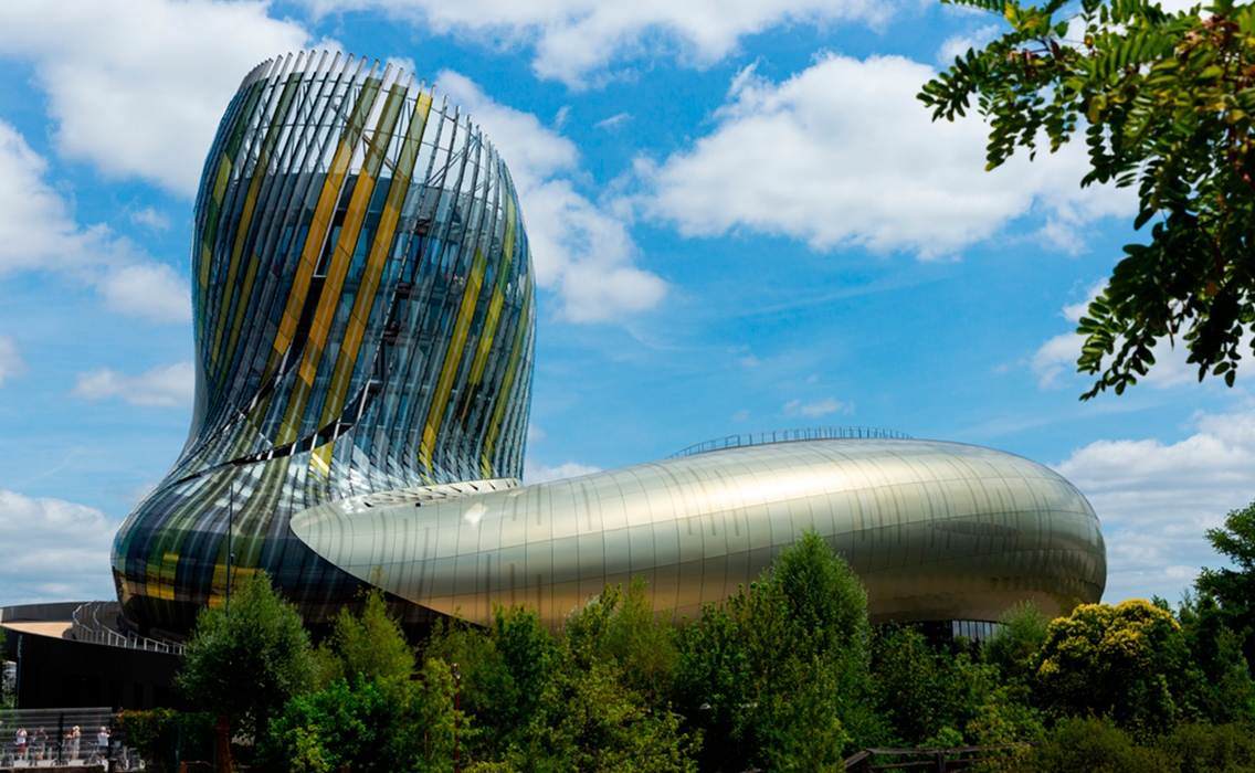 La Cité du Vin en Burdeos, museo del vino emblemático y referente cultural del enoturismo de lujo en la región vinícola