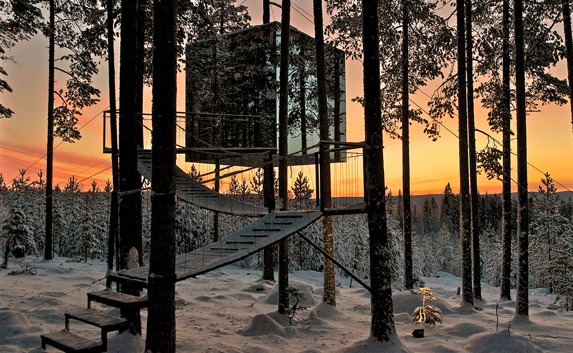 Casa cubo de espejos en el bosque al amanecer, alojamiento de lujo de diseño integrado en la naturaleza para viajes a medida
