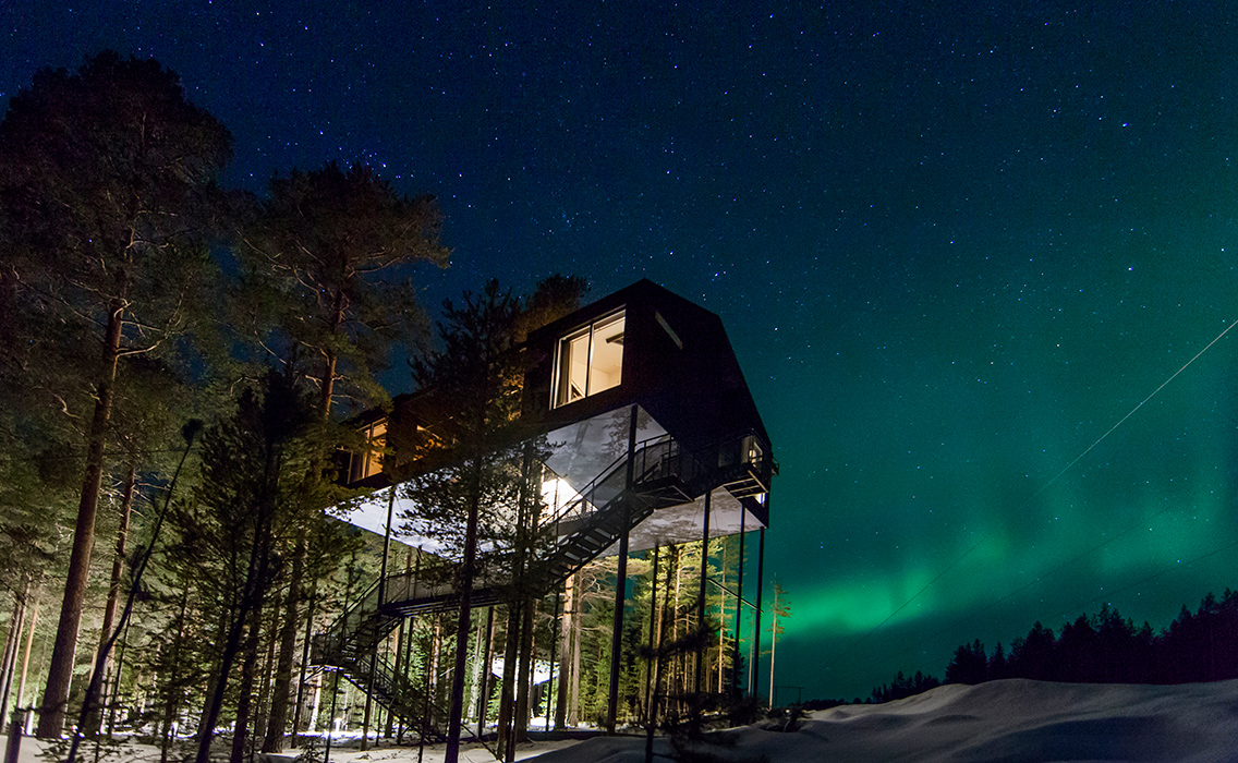 Casa en los árboles de lujo en altura bajo la aurora boreal, alojamiento exclusivo en plena naturaleza para viajes de lujo a medida